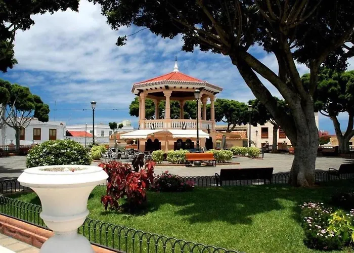 Casa Totalmente Renovada En Zona Muy Tranquila!!! Vistas Al Mar Y Montana Nyaraló *