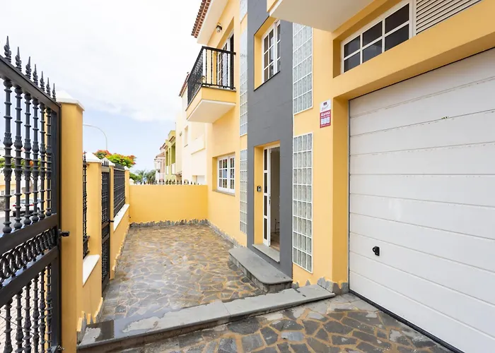 Casa Totalmente Renovada En Zona Muy Tranquila!!! Vistas Al Mar Y Montana Semesterbostad